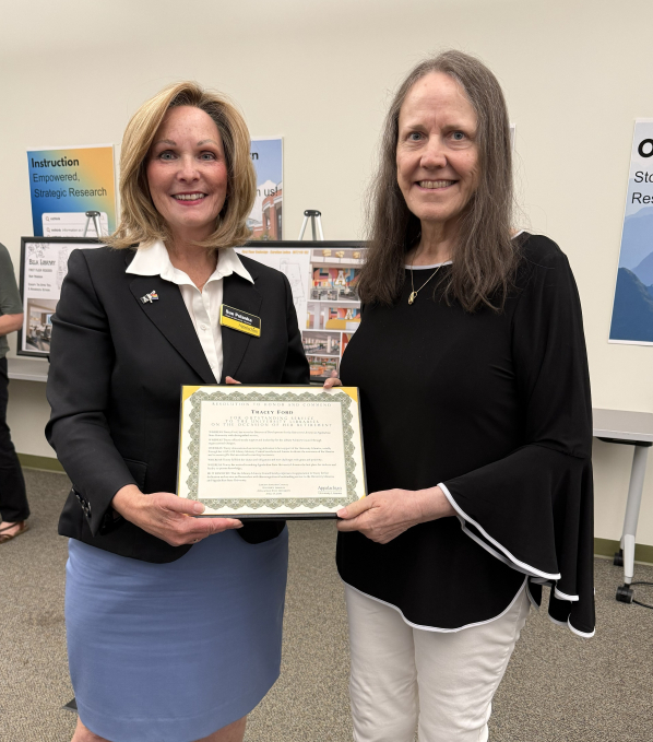 Photo of Sue Polanka, Dean of Libraries and Tracey Ford, former Director of Development