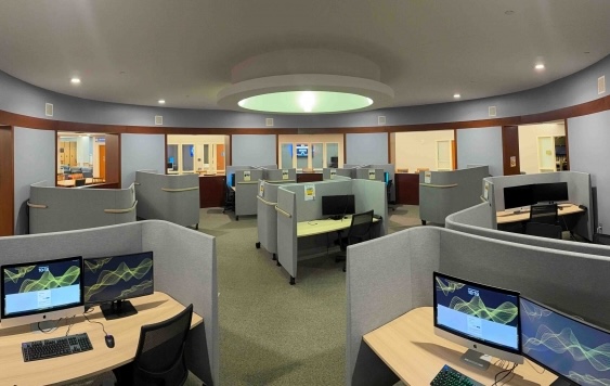 Creative Design Lab with individual booths with dual monitor setups and Apple computers
