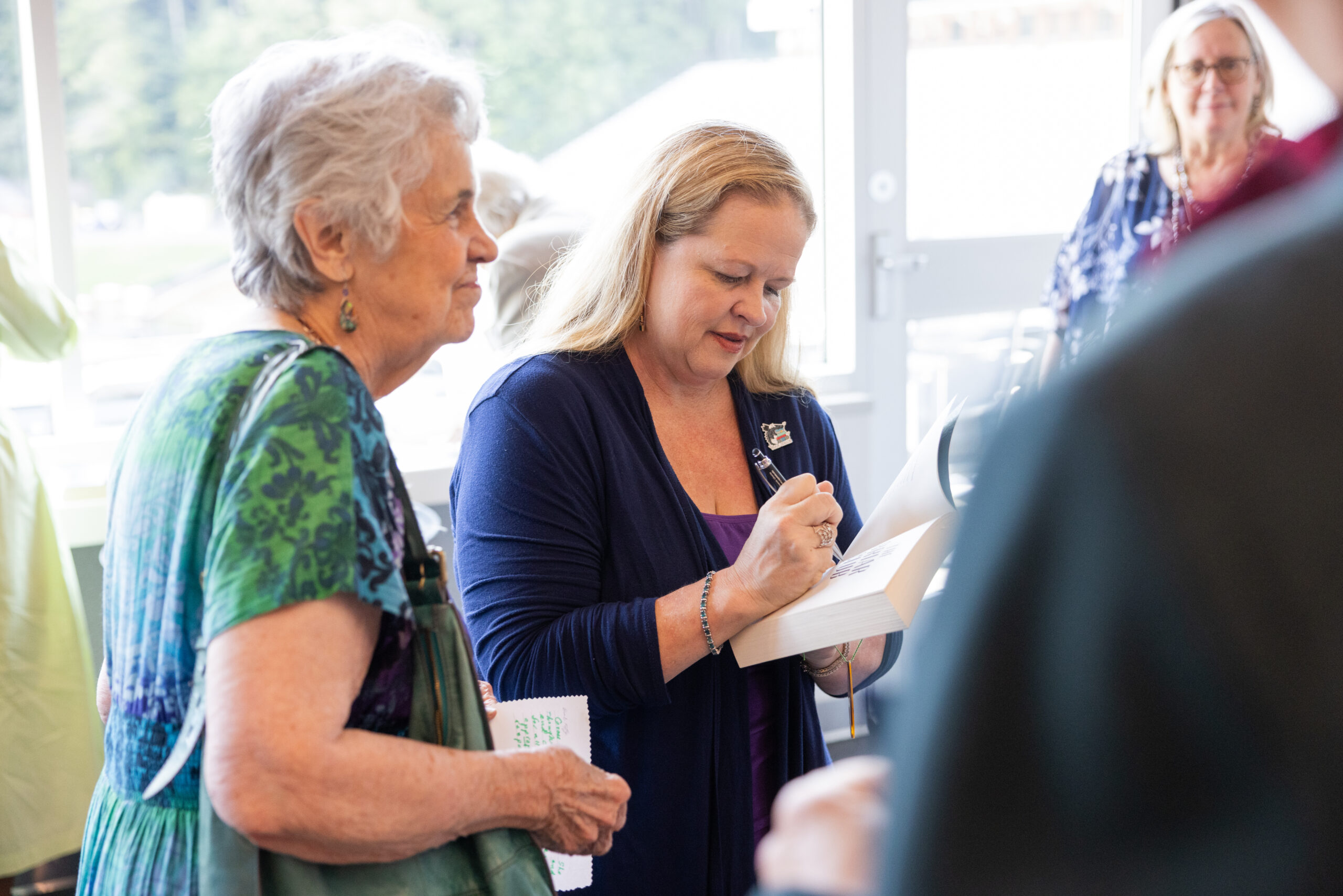 Kate Quinn signs books for donor Kay Borkowski